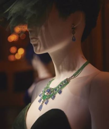 Sobre uno de los maniquíes expuestos en el hotel Shangri-La de París, un conjunto de collar y pendientes diseñados en platino, con zafiros, esmeraldas y diamantes.