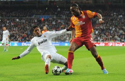 Varane realiza una entrada sobre Drogba.