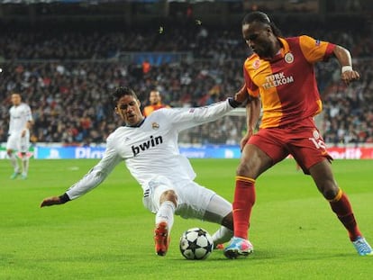 Varane realiza una entrada sobre Drogba.