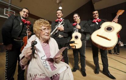 Guadalupe Portillo posa junto a unos mariachis antes de votar, el martes en Los &Aacute;ngeles.