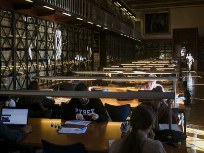 Estudiantes en la biblioteca de la Universidad de Barcelona.