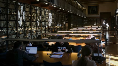 Estudiantes en la biblioteca de la Universidad de Barcelona.