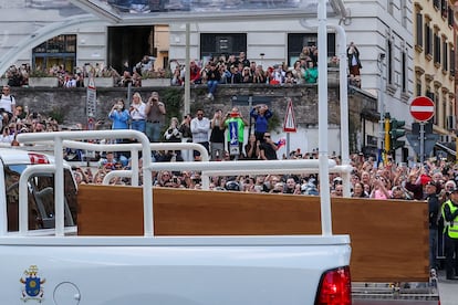 El público congregado en las calles de Roma aplauden al paso del féretro del papa Francisco, en su camino hacia la iglesia de Santa María la Mayor. 