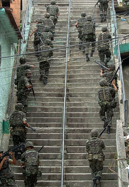 En la imagen, soldados brasileños durante el asalto a una de las favelas más peligrosas de Río de Janeiro.