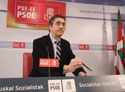 El secretario general del PSE-EE, Patxi López, en la rueda de prensa de hoy en Bilbao.
