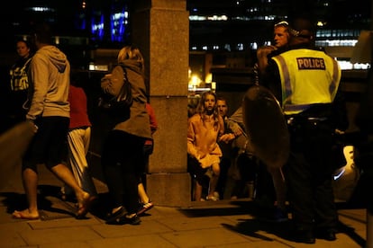 La gente huye del lugar de los atentados cerca del Puente de Londres.