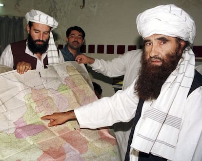 Yalaludin Haqqani apunta con el dedo sobre un mapa de Afganistán, ante la mirada de Nazirudin, uno de sus hijos, en una foto de 2001.