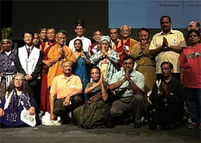 Líderes espirituales de todo el mundo reunidos tras la ceremonia inaugural del Parlamento de las Religiones.