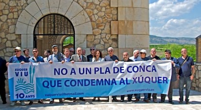 Integrantes de X&uacute;quer Viu, alcaldes de la Ribera y miembros de la Acequia Real del J&uacute;car posan con un pancarta contra el plan.