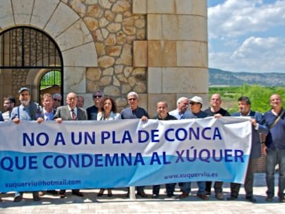 Integrantes de X&uacute;quer Viu, alcaldes de la Ribera y miembros de la Acequia Real del J&uacute;car posan con un pancarta contra el plan.