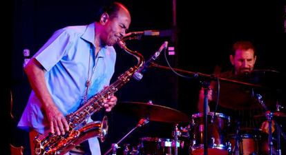 Benny Golson en un concierto en la sala Clamores. 