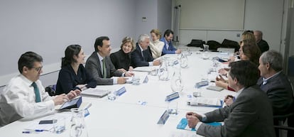La ministra García Tejerina, Maillo y Arenas presiden la reunión del PP.