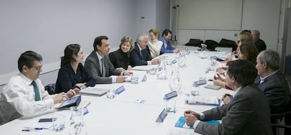 La ministra Garc&iacute;a Tejerina, Maillo y Arenas presiden la reuni&oacute;n del PP. 