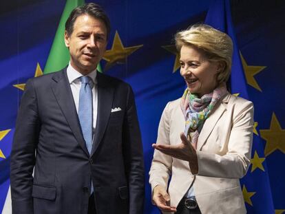 Von der Leyen junto a Giuseppe Conte.