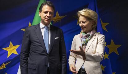 Von der Leyen junto a Giuseppe Conte.