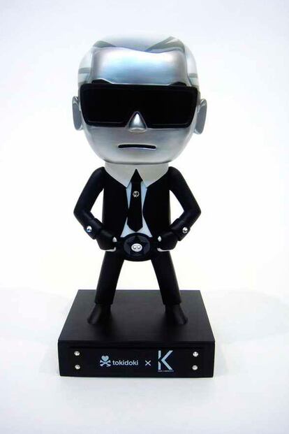 La marca de figuritas más monas del mercado, Tokidoki, hizo un homenaje a Lagerfeld en 2009. Su muñeco de resina se vendía, cómo no, en Colette, y reproducía a Lagerfeld en versión manga. Solo se lanzaron 1000 ejemplares y costaban unos 150 euros.