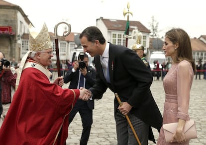 El arzobispo Julián Barrio recibe a los reyes Felipe y Letizia, que asisten en Santiago de Compostela a la tradicional ceremonia de la ofrenda al apóstol.