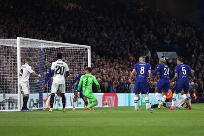 Rodrygo remata desde el suelo para marcar el primer gol del Real Madrid ante el Chelsea este martes.