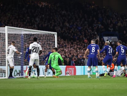 Rodrygo remata desde el suelo para marcar el primer gol del Real Madrid ante el Chelsea este martes.