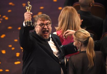 El director mexicano Guillermo del Toro celebra su Oscar a mejor director por 'La forma del agua'.