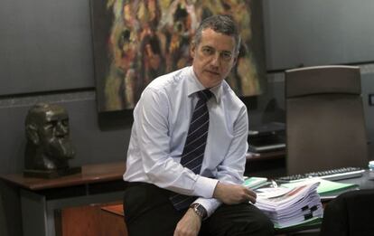 El presidente del PNV, Iñigo Urkullu, posa junto a varios documentos en la mesa de trabajo que tiene en su despacho de Sabin Etxea.