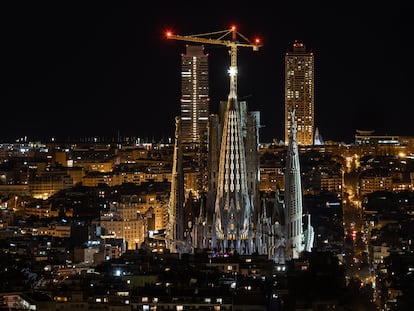 La Sagrada Familia de Barcelona, cuando se iluminó por primera vez la estrella que corona la torre de la Virgen, hace dos años.