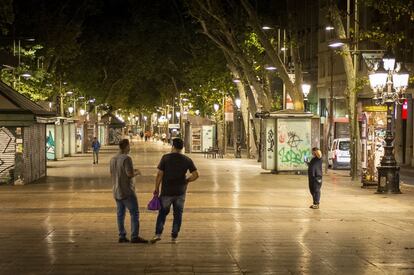 Turistas en la Rambla de Barcelona durante el toque de queda, la semana pasada.