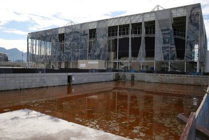 A piscina de aquecimento do Centro Aquático do Parque Olímpico estava assim no dia 5 de fevereiro. Ela já foi limpa. A tela que cobre o recinto, de autoria da artista Adriana Varejão, está rasgada.