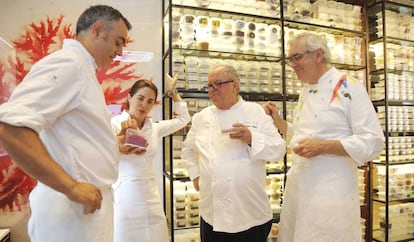 De izquierda a derecha, Igor Zalakain, Elena y Juan Mari Arzak y Xabier Gutierrez, en el laboratorio del restaurante Arzak, en San Sebastián.