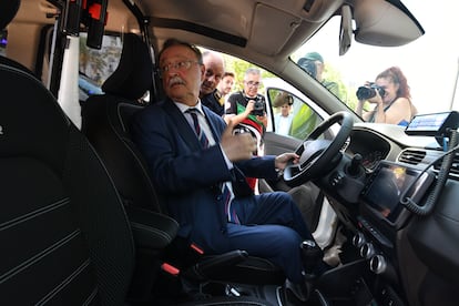 Juan Jesús Vivas, subido un coche patrulla de la Policía Local de Ceuta, este martes.