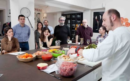 'Showcooking' de Joaquín Felipe en la escuela de cocina A Punto, en Madrid.