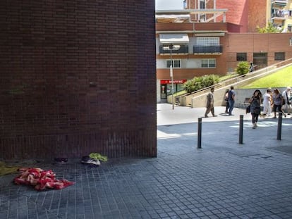 El lloc de l'agressió, amb algunes pertinences de l'agredit.