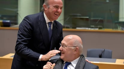 Spanish Economy Minister Luis de Guindos (l) with French counterpart Michel Sapin.