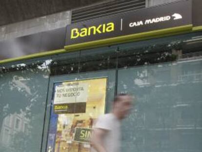Un hombre pasa junto a una sucursal de Bankia en Madrid. EFE/Archivo