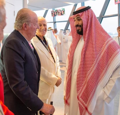 El rey Juan Carlos y el príncipe heredero de Arabi­a Saudí­, Mohamed bin Salman, en el Gran Premio de Abu Dabi de Fórmula 1.