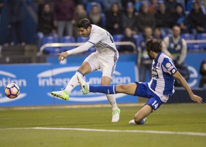 Álvaro Morata (izquierda) marca el primer gol del Real Madrid.