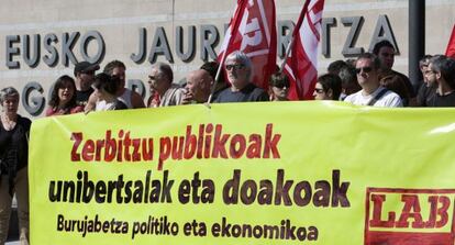 Delegados de LAB se concentraron ayer frente a la sede del Gobierno en Vitoria, en protesta por los recortes en el sector público. En la pancarta se puede leer “Servicios públicos universales y gratuitos. Soberanía política y económica”.