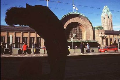 Fachada de la estación de ferrocarril de Helsinki.