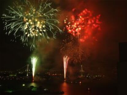 Los 'hanabi', espectáculos pirotécnicos, conforman una antigua tradición del verano japonés.