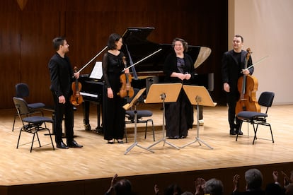 Elisabeth Leonskaja saluda junto a miembros del Cuarteto de la Staatskapelle de Berlín tras su interpretación del Cuarteto con piano op. 25 de Brahms el pasado lunes.