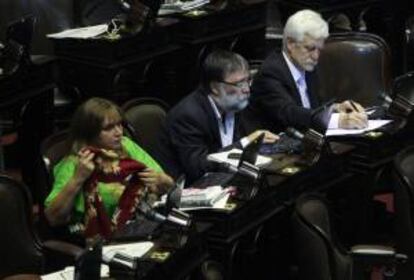 Diputados argentinos debaten para discutir el proyecto de ley impulsado por el Gobierno de Cristina Fernández para reabrir el canje de la deuda soberana, eje de litigio en los tribunales estadounidenses, en Buenos Aires (Argentina).