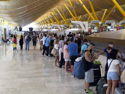 Pasajeros en el aeropuerto de Madrid Barajas - Adolfo Suárez , en una foto de archivo 