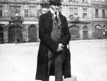 Frank Kafka, en la Plaza de la Ciudad Vieja de Praga, hacia 1920.