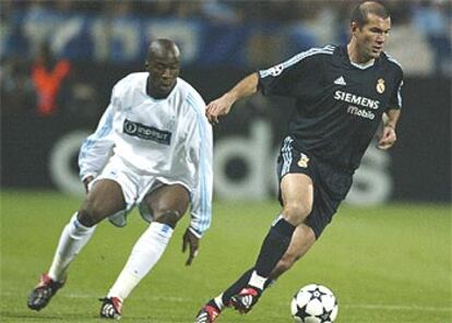 Zidane se lleva la pelota ante Meite.