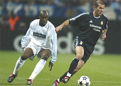 Zidane se lleva la pelota ante Meite.