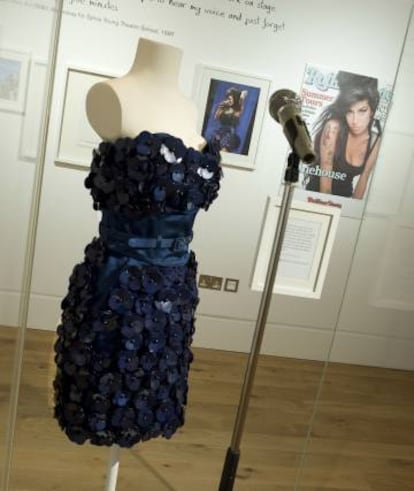 Vestido de Luella Bartley que llevó Amy Winehuose en el festival de Glastonbury de 2008 que se muestra en la exposición.