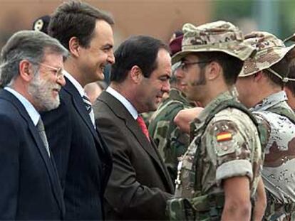 El presidente José Luis Rodríguez Zapatero, flanqueado por Juan Carlos Rodríguez Ibarra y José Bono, saluda a la Brigada Plus Ultra II.