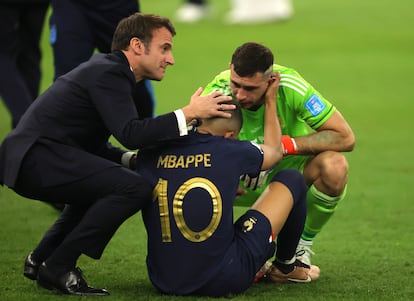 El presidente francés, Emmanuel Macron, consuela a Kylian Mbappe al término de la final contra Argentina. 
