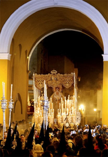 Una multitud ha asistido a ver a la Virgen de la Macarena en la 'madrugá'.