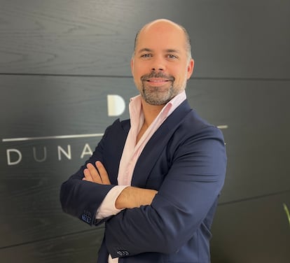 El grupo Dunas Capital ha fichado a José Luis Rodríguez como responsable financiero de Dunas Capital Real Estate. Hasta su incorporación en la compañía, trabajó para AQ Acentor, promotora inmobiliaria del grupo Aquila Capital, siendo responsable de control de gestión de desarrollos inmobiliarios. Previamente, había ocupado el puesto de gerente de contabilidad, reporting y cumplimiento en la empresa española de servicios profesionales financieros Auxadi.